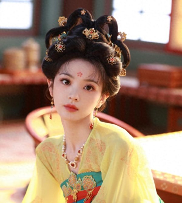 荣耀配资 田曦薇《子夜归》被誉内娱猫塑女明星第一人，私服反差感十足