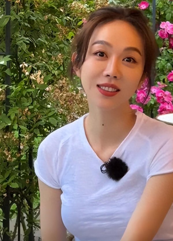 融胜配资 39岁姜妍大连摆摊，路人视角下生图曝光，脸僵下巴长被嘲像鞋拔子